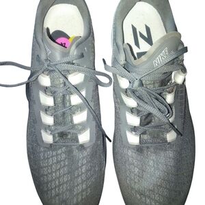 Nike Gray Sneakers Athletic Low-Top Design